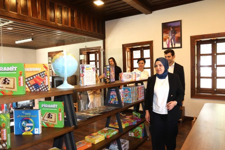 AKSU BELEDİYESİ TAŞ MEKTEP HALK KÜTÜPHANESİ YENİDEN DÜZENLENDİ