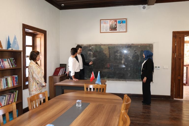 AKSU BELEDİYESİ TAŞ MEKTEP HALK KÜTÜPHANESİ YENİDEN DÜZENLENDİ