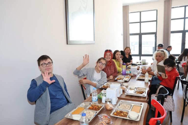 BAŞKAN VEKİLİ ALPTEKİN, ÖZEL ÇOCUKLAR VE AİLELERİYLE BİR ARAYA GELDİ