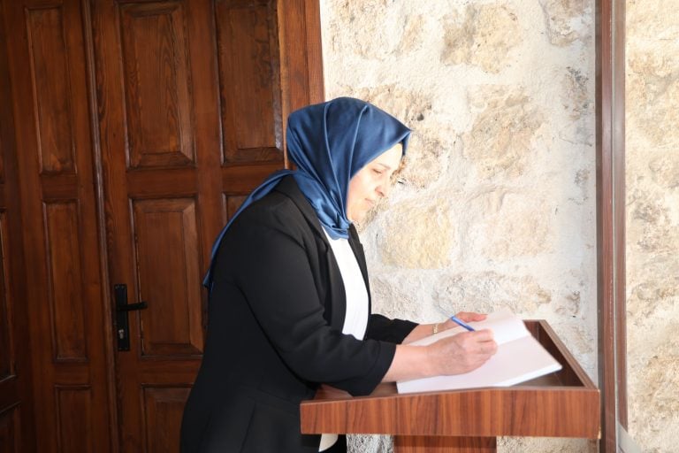 AKSU BELEDİYESİ TAŞ MEKTEP HALK KÜTÜPHANESİ YENİDEN DÜZENLENDİ