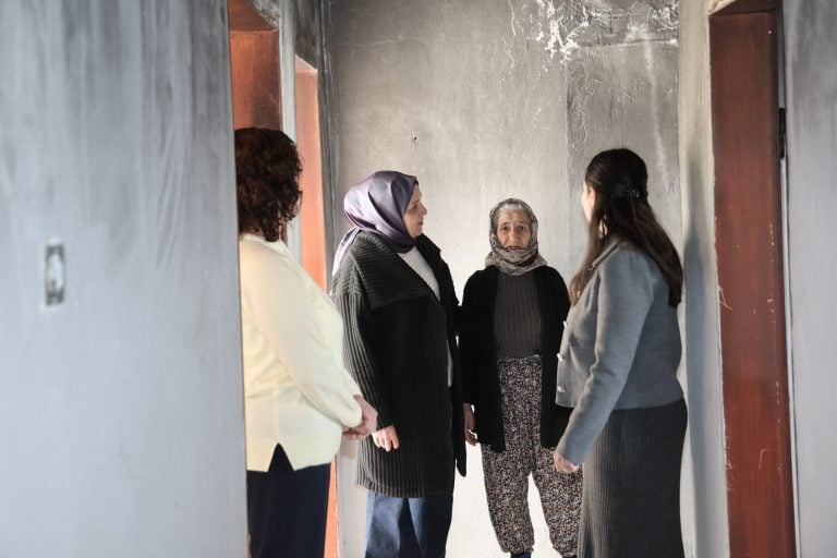 EMİNE YILDIRIM, ÇAMKÖY’DE EVİ YANAN AİLEYİ ZİYARET ETTİ