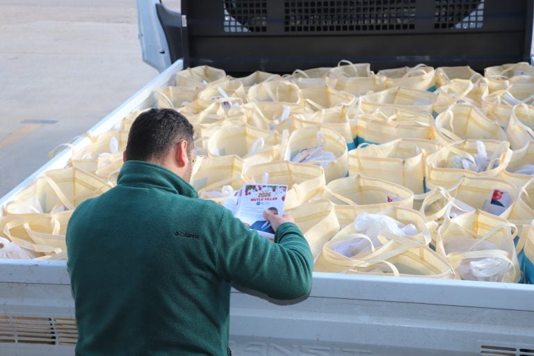 AKSU BELEDİYESİ’NDEN YENİ YIL ÖNCESİ İHTİYAÇ SAHİBİ AİLELERE SOSYAL DESTEK