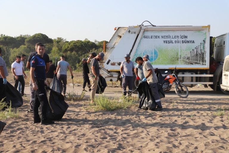 AKSU BELEDİYESİNDEN KUMKÖY SAHİLİNDE GENİŞ ÇAPLI TEMİZLİK