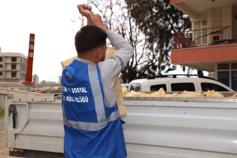 AKSU BELEDİYESİ’NDEN YENİ YIL ÖNCESİ İHTİYAÇ SAHİBİ AİLELERE SOSYAL DESTEK