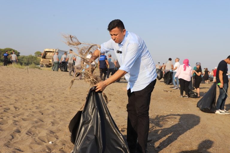 AKSU BELEDİYESİNDEN KUMKÖY SAHİLİNDE GENİŞ ÇAPLI TEMİZLİK