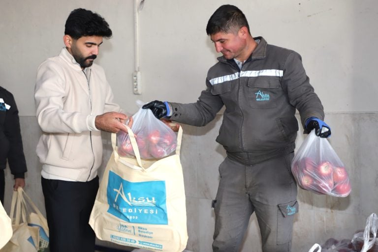AKSU BELEDİYESİ’NDEN YENİ YIL ÖNCESİ İHTİYAÇ SAHİBİ AİLELERE SOSYAL DESTEK