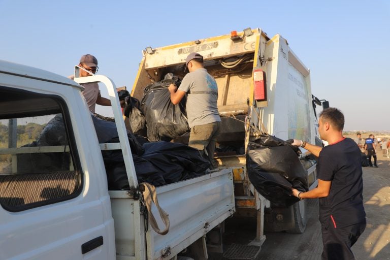 AKSU BELEDİYESİNDEN KUMKÖY SAHİLİNDE GENİŞ ÇAPLI TEMİZLİK