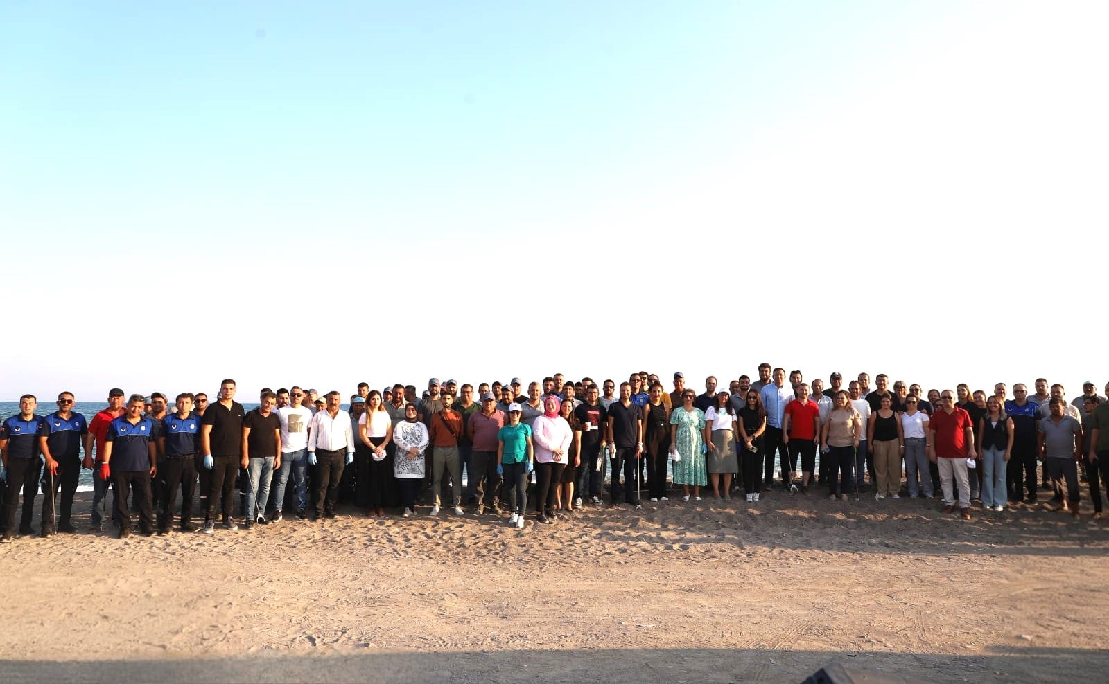 AKSU BELEDİYESİNDEN KUMKÖY SAHİLİNDE GENİŞ ÇAPLI TEMİZLİK