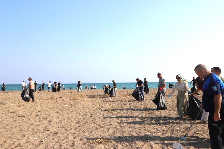 AKSU BELEDİYESİNDEN KUMKÖY SAHİLİNDE GENİŞ ÇAPLI TEMİZLİK