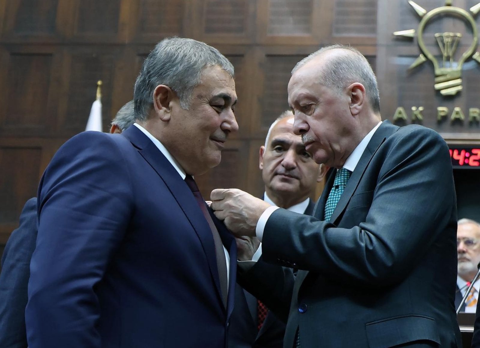 AKSU BELEDİYE BAŞKANI İSA YILDIRIM, ROZETİNİ TAKARAK AK PARTİ AİLESİNE KATILDI