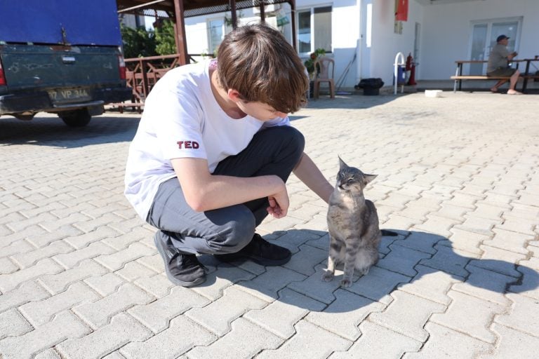 AKSU BELEDİYESİ BARINAĞINDA ÖĞRENCİLERDEN “SEV, SAHİPLEN, KORU” MESAJI