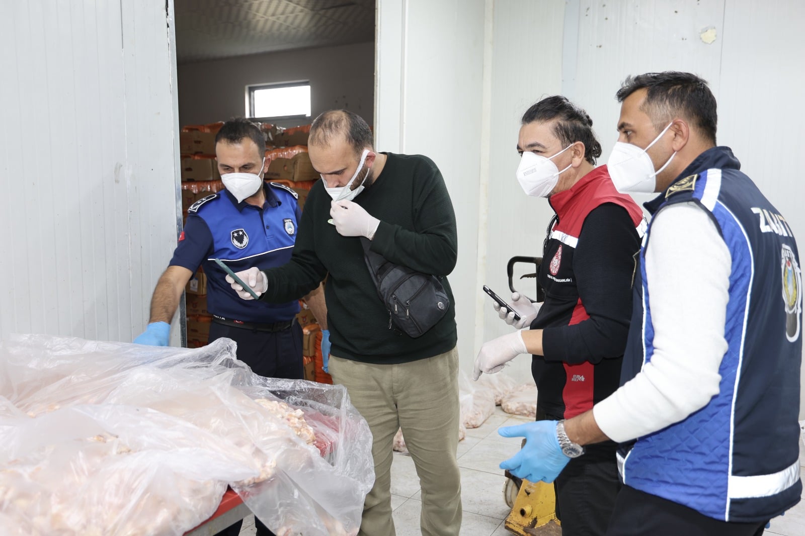 AKSU’DA ZABITA EKİPLERİ SAĞLIKSIZ GIDAYA GEÇİT VERMEDİ, 25 TON ÜRÜN İMHA EDİLDİ