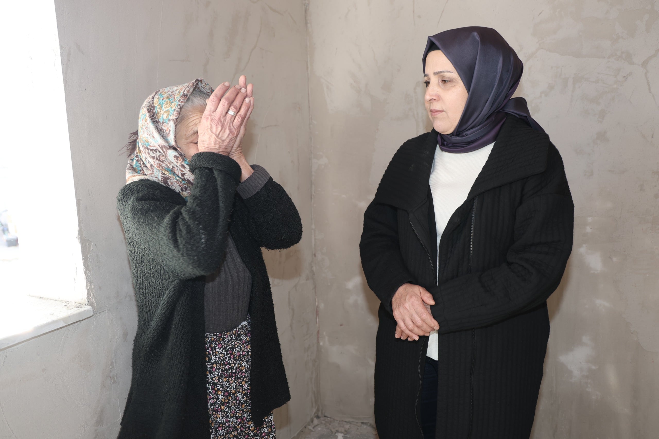 EMİNE YILDIRIM, ÇAMKÖY’DE EVİ YANAN AİLEYİ ZİYARET ETTİ