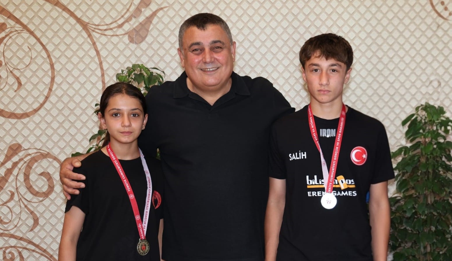 AKSU’NUN ALTIN ELDİVENLERİ AKDENİZ’İ FETHETTİ: MUAY THAİ’DE ÇİFTE ŞAMPİYONLUK