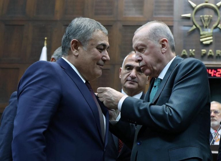 AKSU BELEDİYE BAŞKANI İSA YILDIRIM, ROZETİNİ TAKARAK AK PARTİ AİLESİNE KATILDI