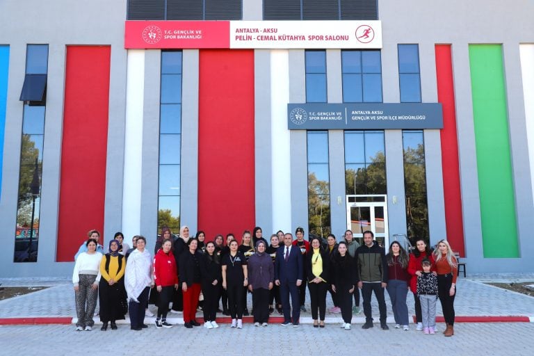 EMİNE YILDIRIM, ÇOCUKLAR VE KADINLARLA SPOR SALONUNDA BİR ARAYA GELDİ