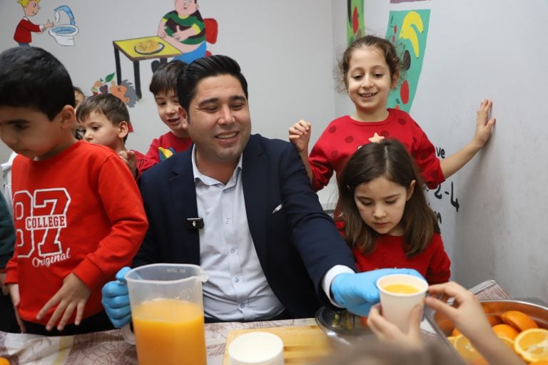 AKSU BELEDİYESİ’NDEN ÖĞRENCİLERE PORTAKAL SUYU VE TÜRK BAYRAĞI SÜRPRİZİ