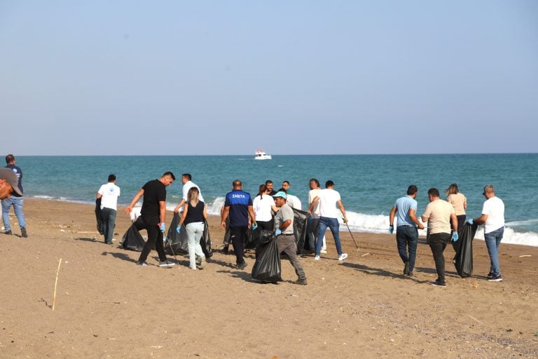 AKSU BELEDİYESİNDEN KUMKÖY SAHİLİNDE GENİŞ ÇAPLI TEMİZLİK