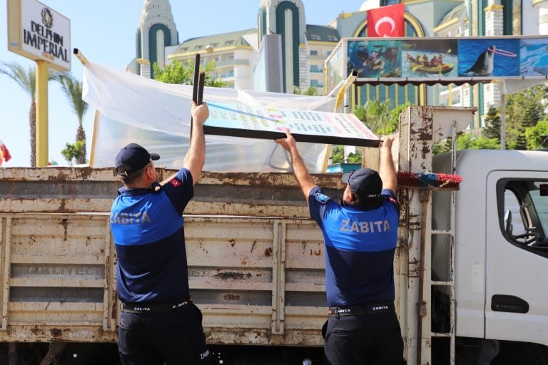 AKSU’DA KALDIRIM İŞGALLERİNE YÖNELİK DENETİMLER DEVAM EDİYOR