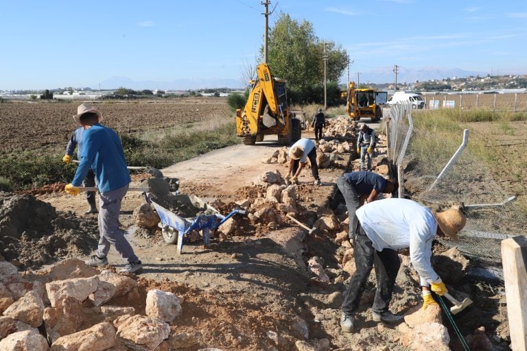 AKSU BELEDİYESİ, BAĞLANTI YOLUNU GÜVENLİ HALE GETİRDİ