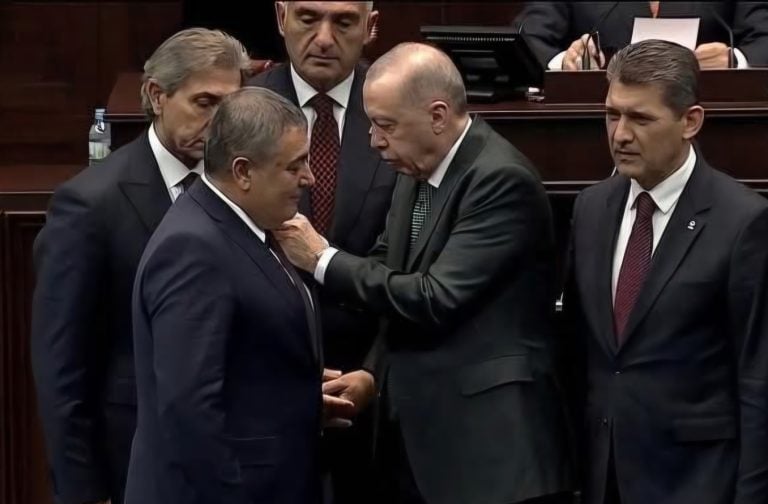 AKSU BELEDİYE BAŞKANI İSA YILDIRIM, ROZETİNİ TAKARAK AK PARTİ AİLESİNE KATILDI