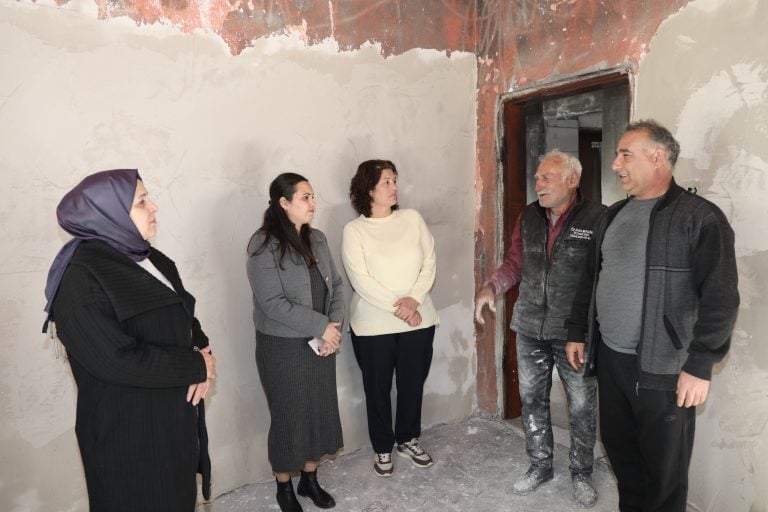 EMİNE YILDIRIM, ÇAMKÖY’DE EVİ YANAN AİLEYİ ZİYARET ETTİ