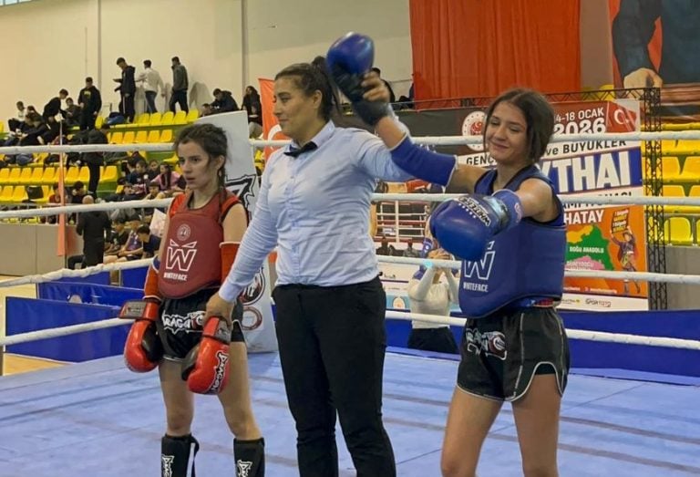 AKSU’NUN ALTIN ELDİVENLERİ AKDENİZ’İ FETHETTİ: MUAY THAİ’DE ÇİFTE ŞAMPİYONLUK