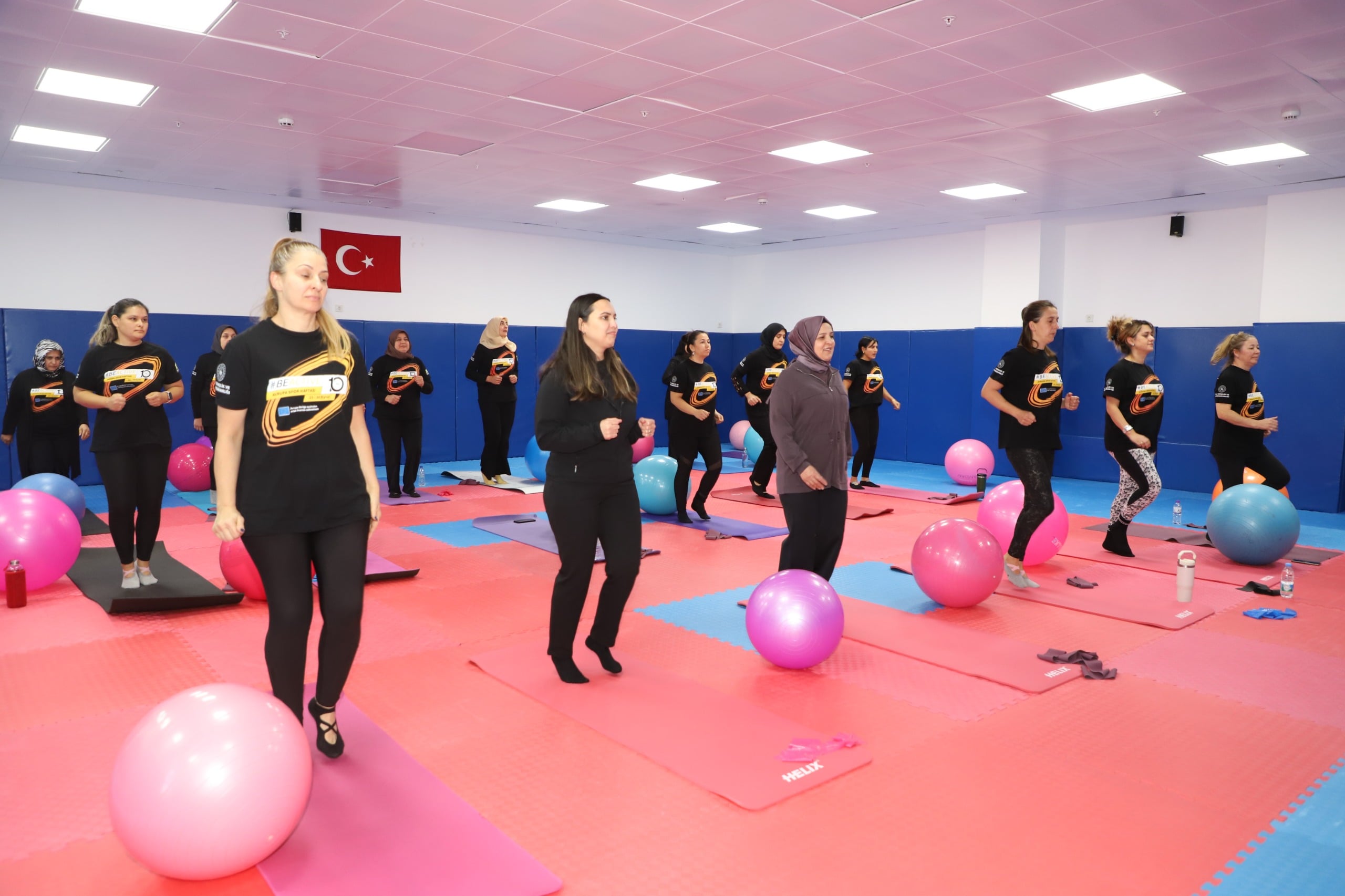 EMİNE YILDIRIM, ÇOCUKLAR VE KADINLARLA SPOR SALONUNDA BİR ARAYA GELDİ