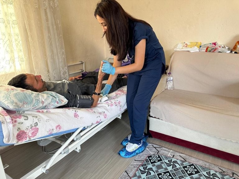 AKSU BELEDİYESİ HASTA ZİYARETLERİNE DEVAM EDİYOR