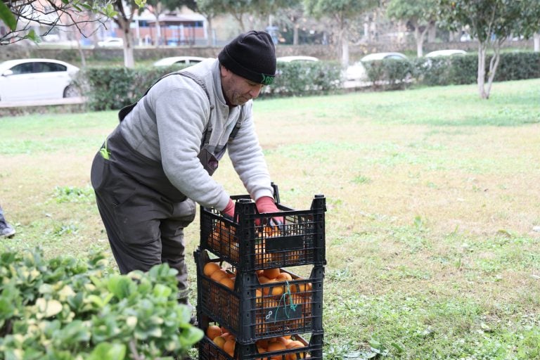 AKSU BELEDİYESİ’NDEN ÖĞRENCİLERE PORTAKAL SUYU VE TÜRK BAYRAĞI SÜRPRİZİ