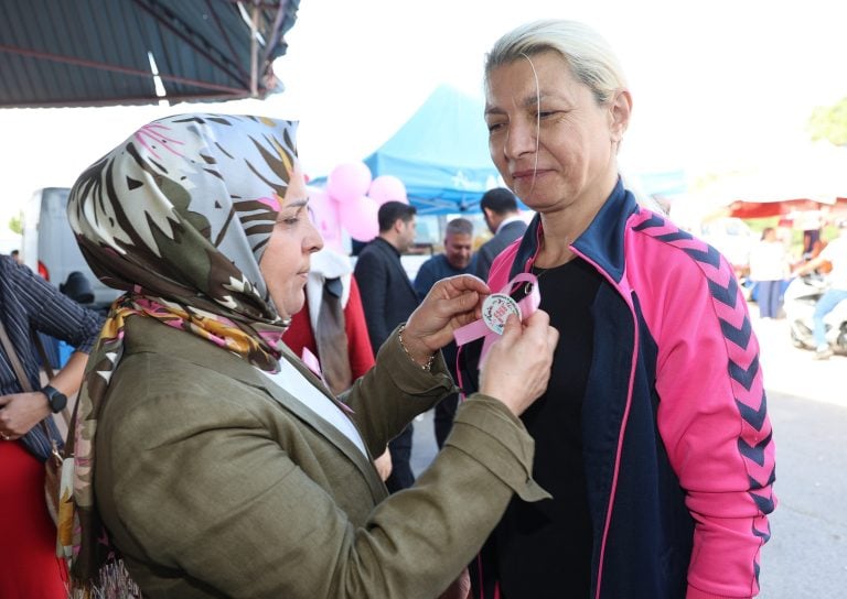 AKSU’DA MEME KANSERİ FARKINDALIK ETKİNLİĞİ YOĞUN İLGİ GÖRDÜ