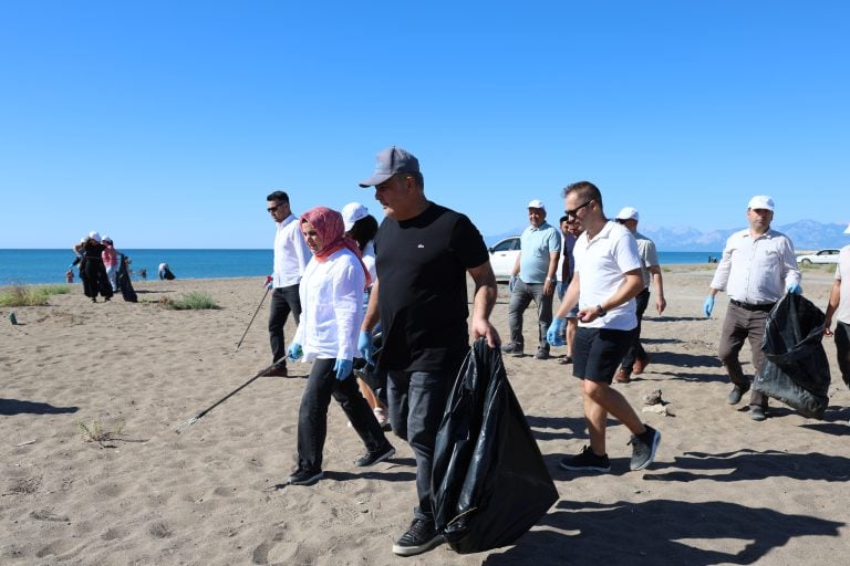 KUMKÖY SAHİLİ, DÜNYA TEMİZLİK GÜNÜNDE TEMİZLENDİ