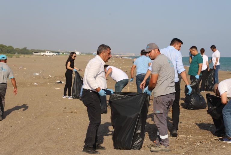 AKSU BELEDİYESİNDEN KUMKÖY SAHİLİNDE GENİŞ ÇAPLI TEMİZLİK