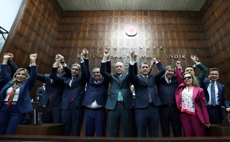 AKSU BELEDİYE BAŞKANI İSA YILDIRIM, ROZETİNİ TAKARAK AK PARTİ AİLESİNE KATILDI