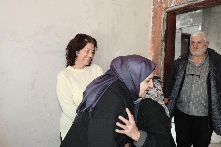 EMİNE YILDIRIM, ÇAMKÖY’DE EVİ YANAN AİLEYİ ZİYARET ETTİ