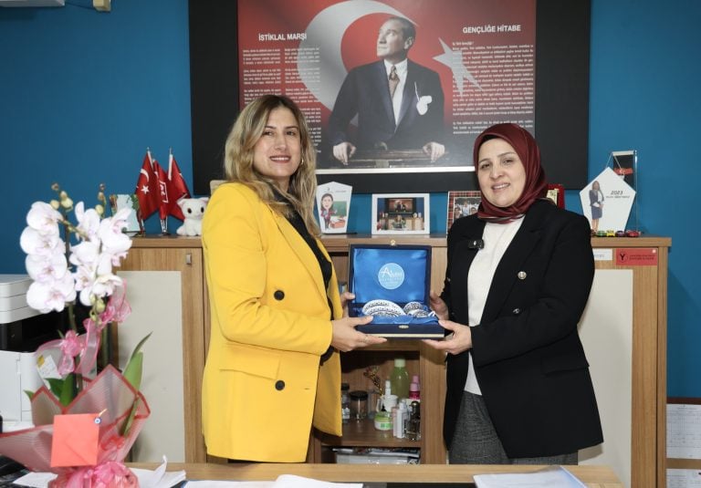 AKSU’DAN DÜNYA SAHNESİNE: EĞİTİMİN NOBEL’İNDE BİR TÜRK KADINI AYSEL ŞENER