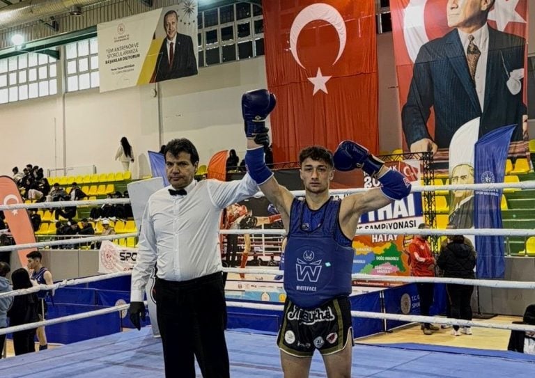 AKSU’NUN ALTIN ELDİVENLERİ AKDENİZ’İ FETHETTİ: MUAY THAİ’DE ÇİFTE ŞAMPİYONLUK