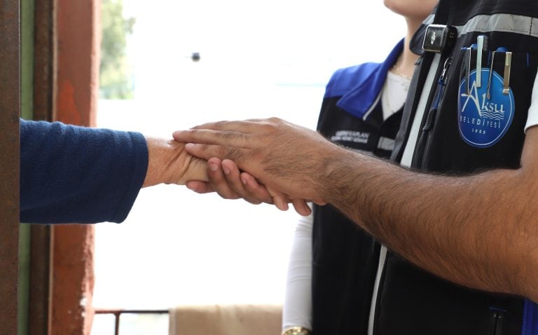 AKSU BELEDİYESİ’NDEN İHTİYAÇ SAHİPLERİNE DESTEK