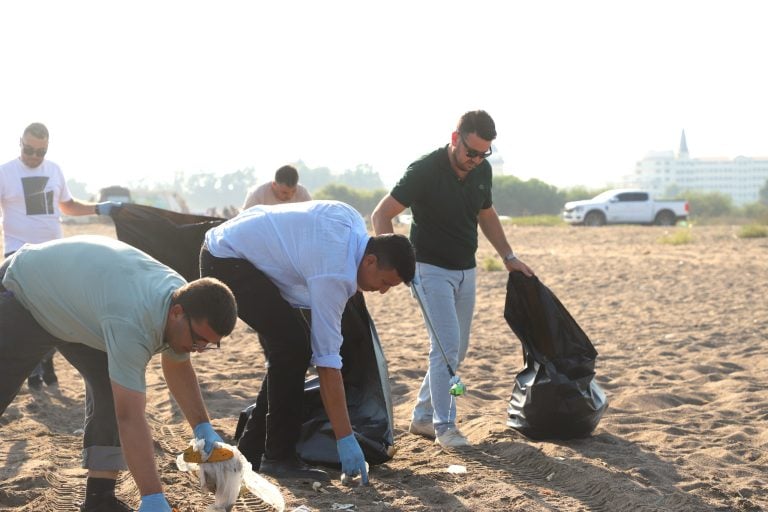 AKSU BELEDİYESİNDEN KUMKÖY SAHİLİNDE GENİŞ ÇAPLI TEMİZLİK