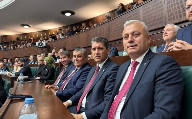 AKSU BELEDİYE BAŞKANI İSA YILDIRIM, ROZETİNİ TAKARAK AK PARTİ AİLESİNE KATILDI