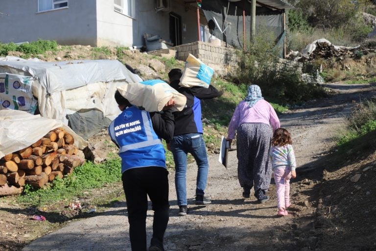 AKSU BELEDİYESİ, KAYADİBİ’NDE İHTİYAÇ SAHİPLERİYLE BULUŞTU