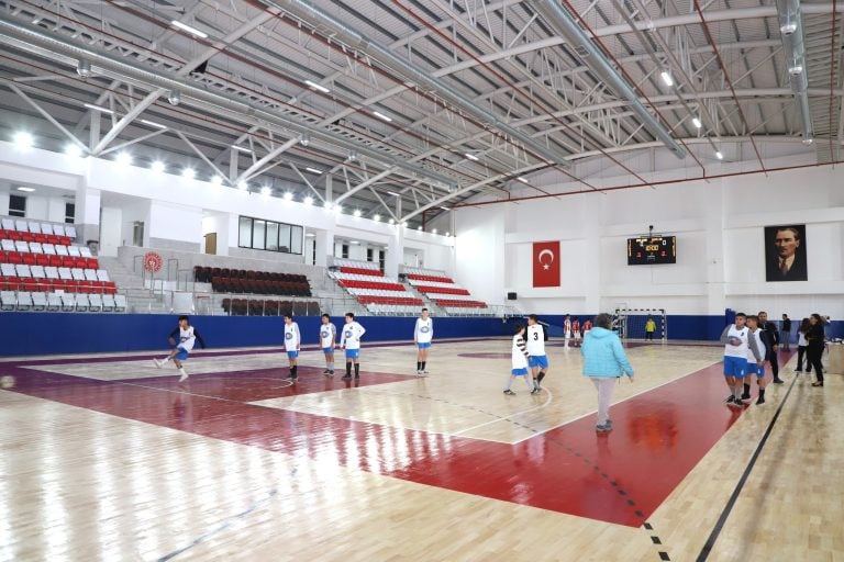 EMİNE YILDIRIM, ÇOCUKLAR VE KADINLARLA SPOR SALONUNDA BİR ARAYA GELDİ