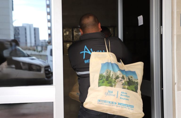 AKSU BELEDİYESİ’NDEN YENİ YIL ÖNCESİ İHTİYAÇ SAHİBİ AİLELERE SOSYAL DESTEK