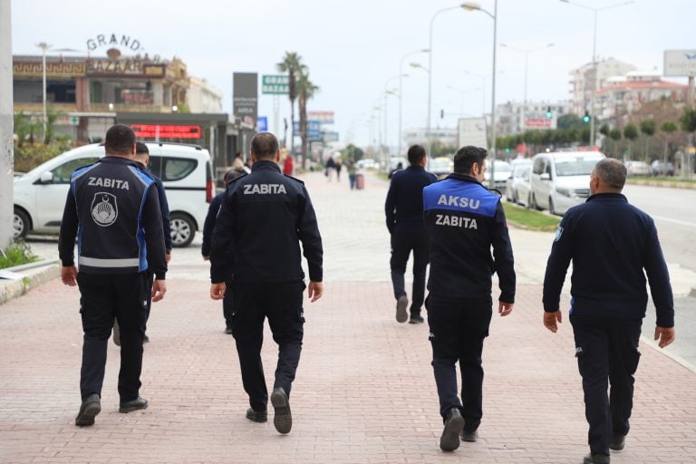 AKSU BELEDİYESİ’NDEN KALDIRIM İŞGALİNE YÖNELİK DENETİM