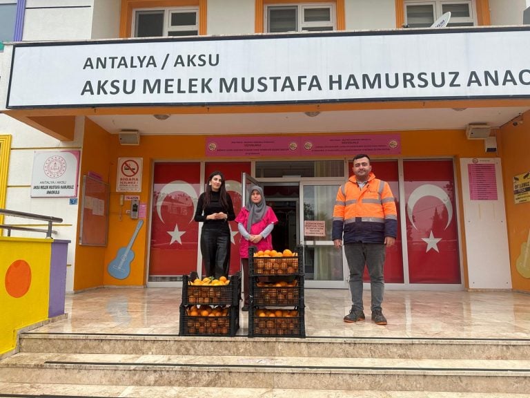 AKSU BELEDİYESİ’NDEN ÖĞRENCİLERE PORTAKAL SUYU VE TÜRK BAYRAĞI SÜRPRİZİ