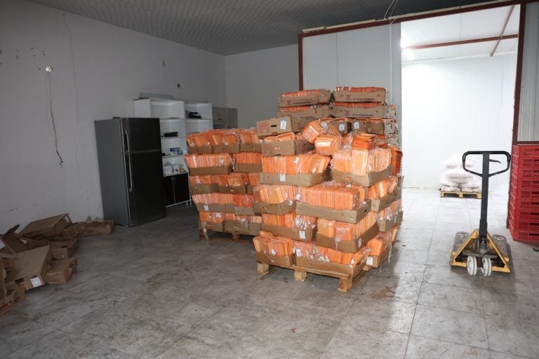 AKSU’DA ZABITA EKİPLERİ SAĞLIKSIZ GIDAYA GEÇİT VERMEDİ, 25 TON ÜRÜN İMHA EDİLDİ