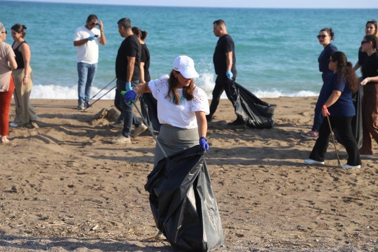 AKSU BELEDİYESİNDEN KUMKÖY SAHİLİNDE GENİŞ ÇAPLI TEMİZLİK