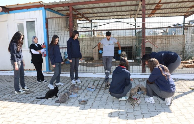 AKSU BELEDİYESİ BARINAĞINDA ÖĞRENCİLERDEN “SEV, SAHİPLEN, KORU” MESAJI