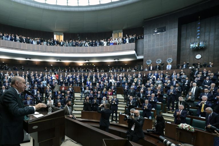 AKSU BELEDİYE BAŞKANI İSA YILDIRIM, ROZETİNİ TAKARAK AK PARTİ AİLESİNE KATILDI
