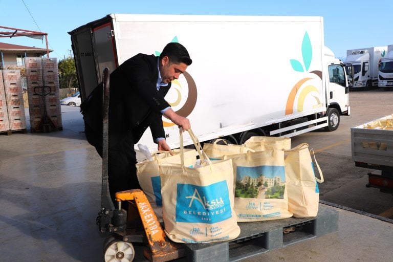 AKSU BELEDİYESİ’NDEN YENİ YIL ÖNCESİ İHTİYAÇ SAHİBİ AİLELERE SOSYAL DESTEK